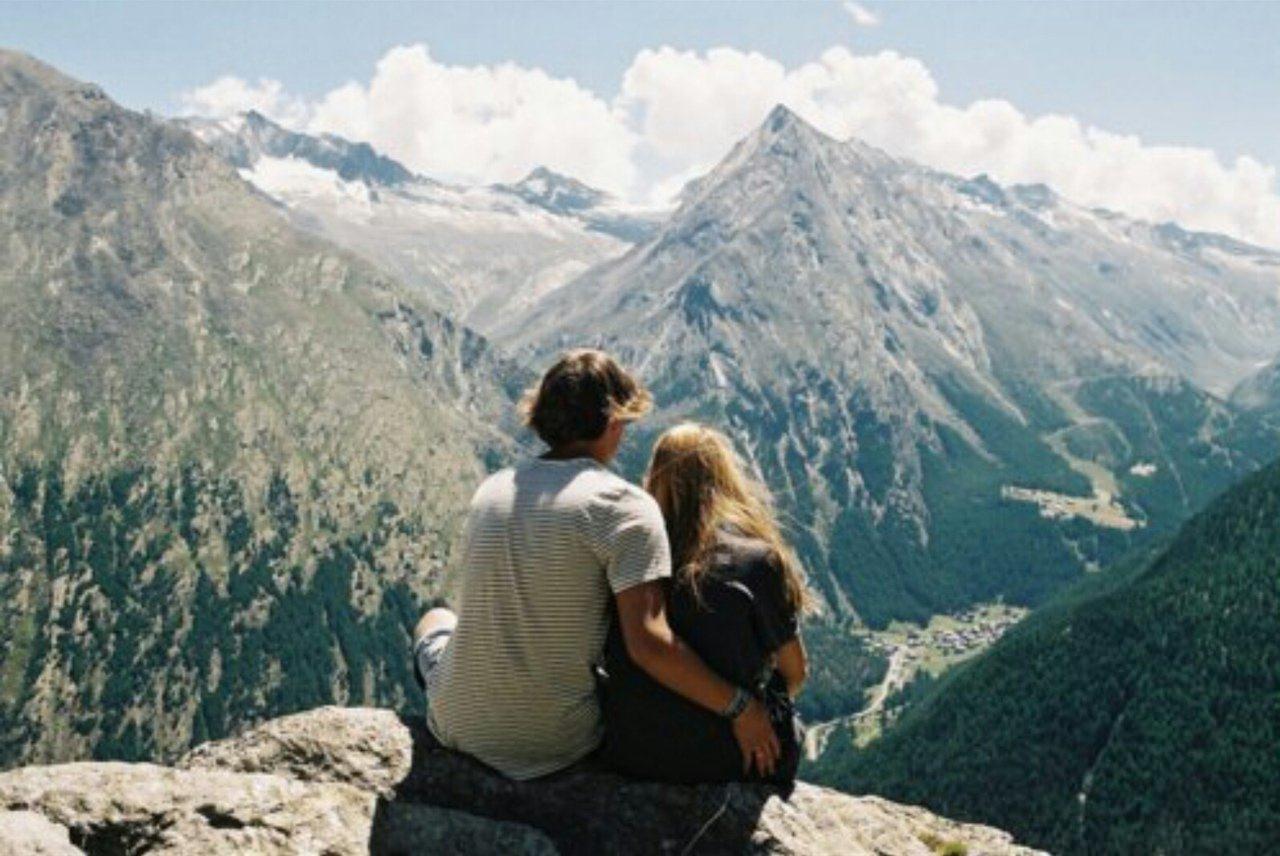 Отправиться на край света. Влюбленные в горах. Пара в горах. Влюбленная пара в горах. Счастливая пара в горах.