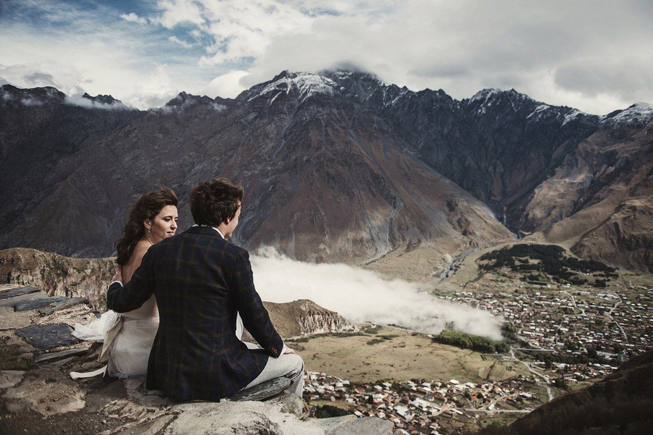 Обнимая горы. Венчание в Гергети. Пара в горах. Свадьба в горах. Влюбленные в горах.
