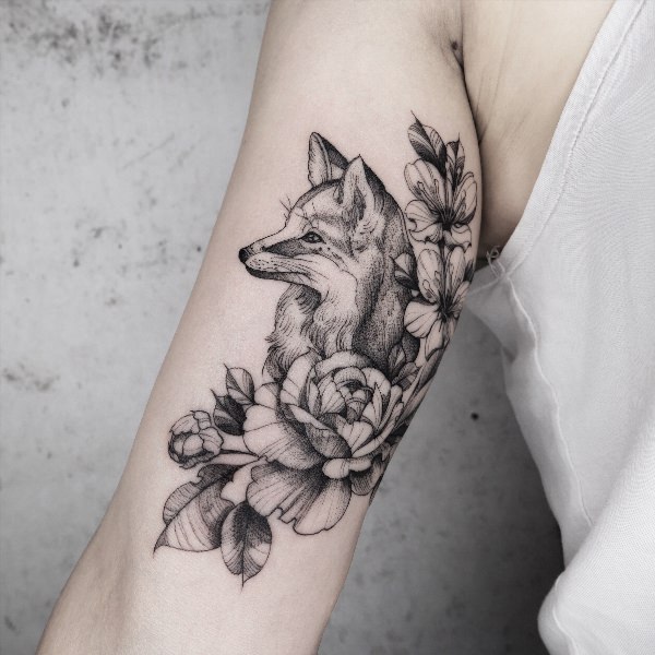 Татуировка черно белая лиса