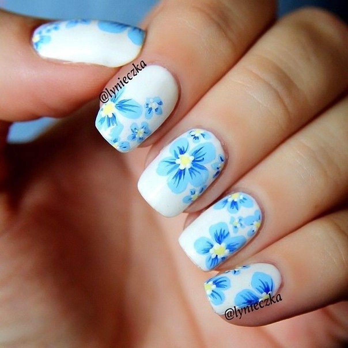 Синий маникюр с цветочками