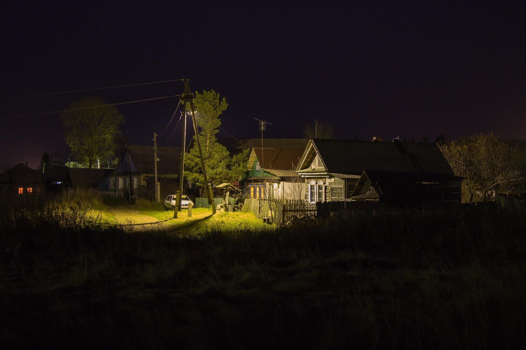 Чехов был поздний вечер. Ночь в деревне. Ночная деревня. Ночь в деревне летом. Деревенский дом ночью.
