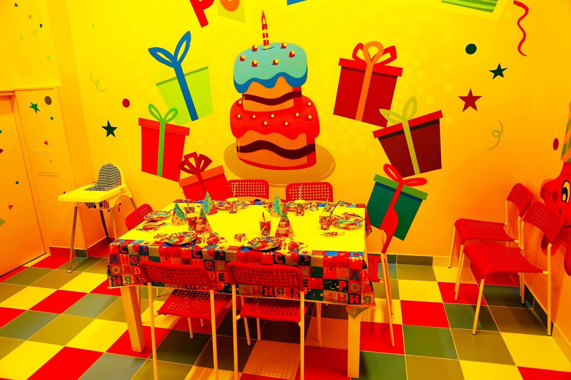 Детский день рождения в игровой комнате. Комната для празднования дня рождения. Комната для празднования детского дня рождения. Игровая комната для празднования день рождения.