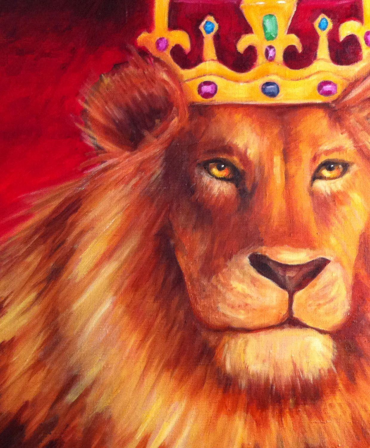 Лев с короной картинка. Лев с короной. Лев с короной на голове. Львица с короной. Картина "Лев".