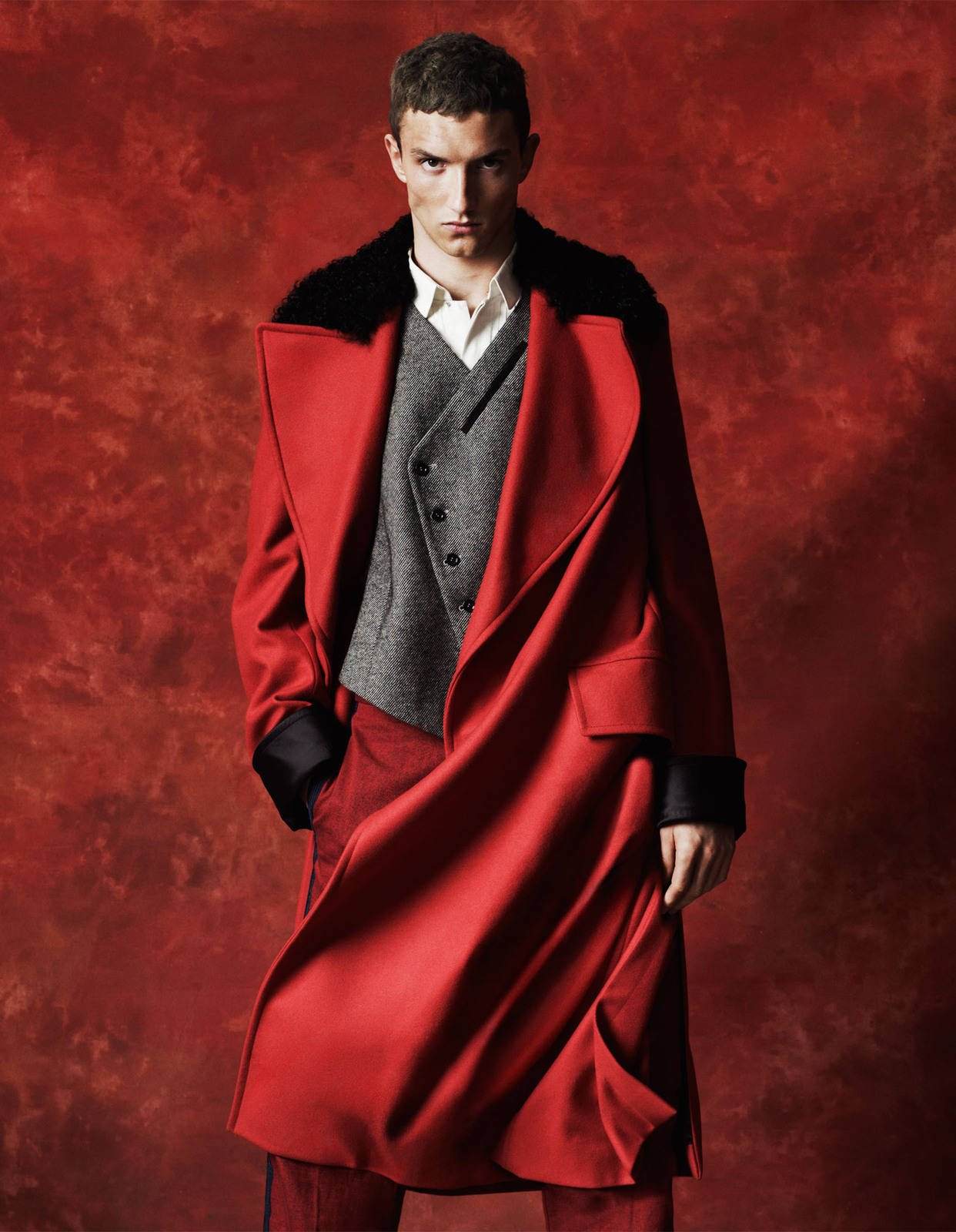 Накидка мужчина. Мужчина в Красном. Красное пальто мужское. Мужчина в Красном пальто. Мужчина в пальто.