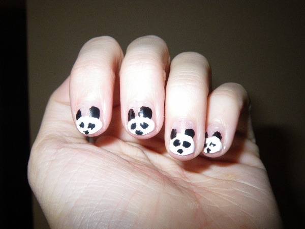 Маникюр на короткие ногти панда