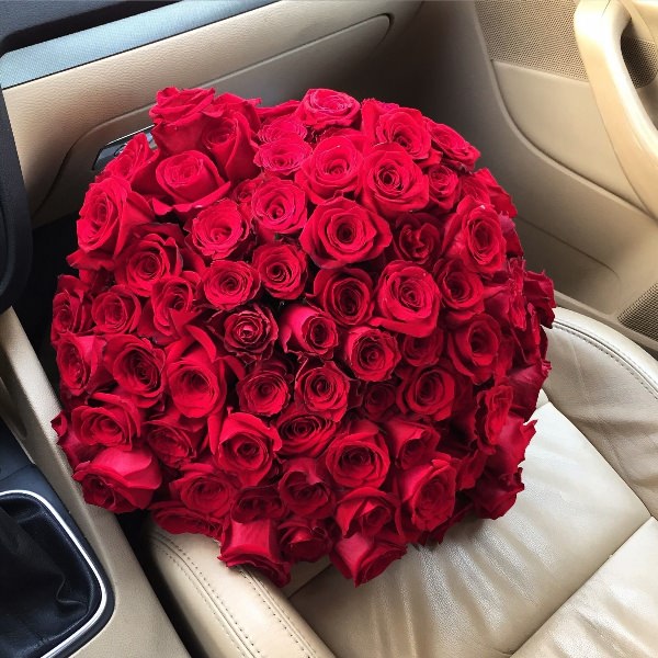 Букеты роз в машине на сиденье