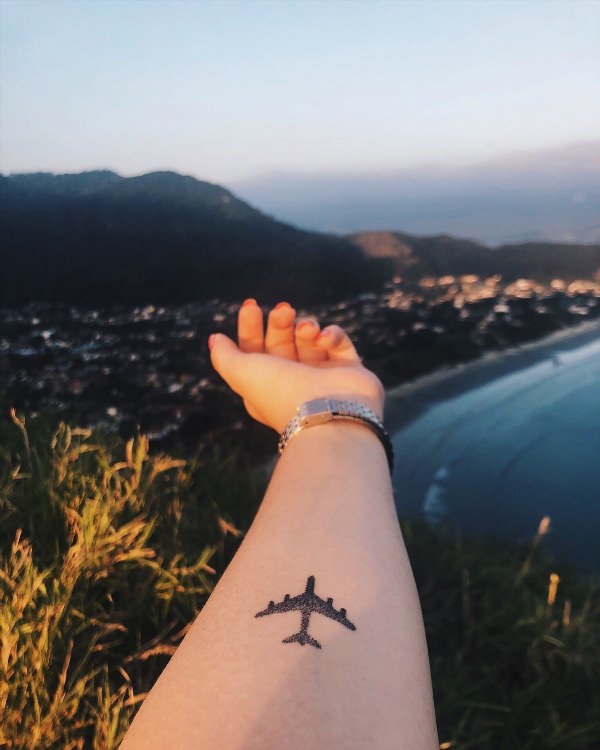 Татуировка самолет на руке