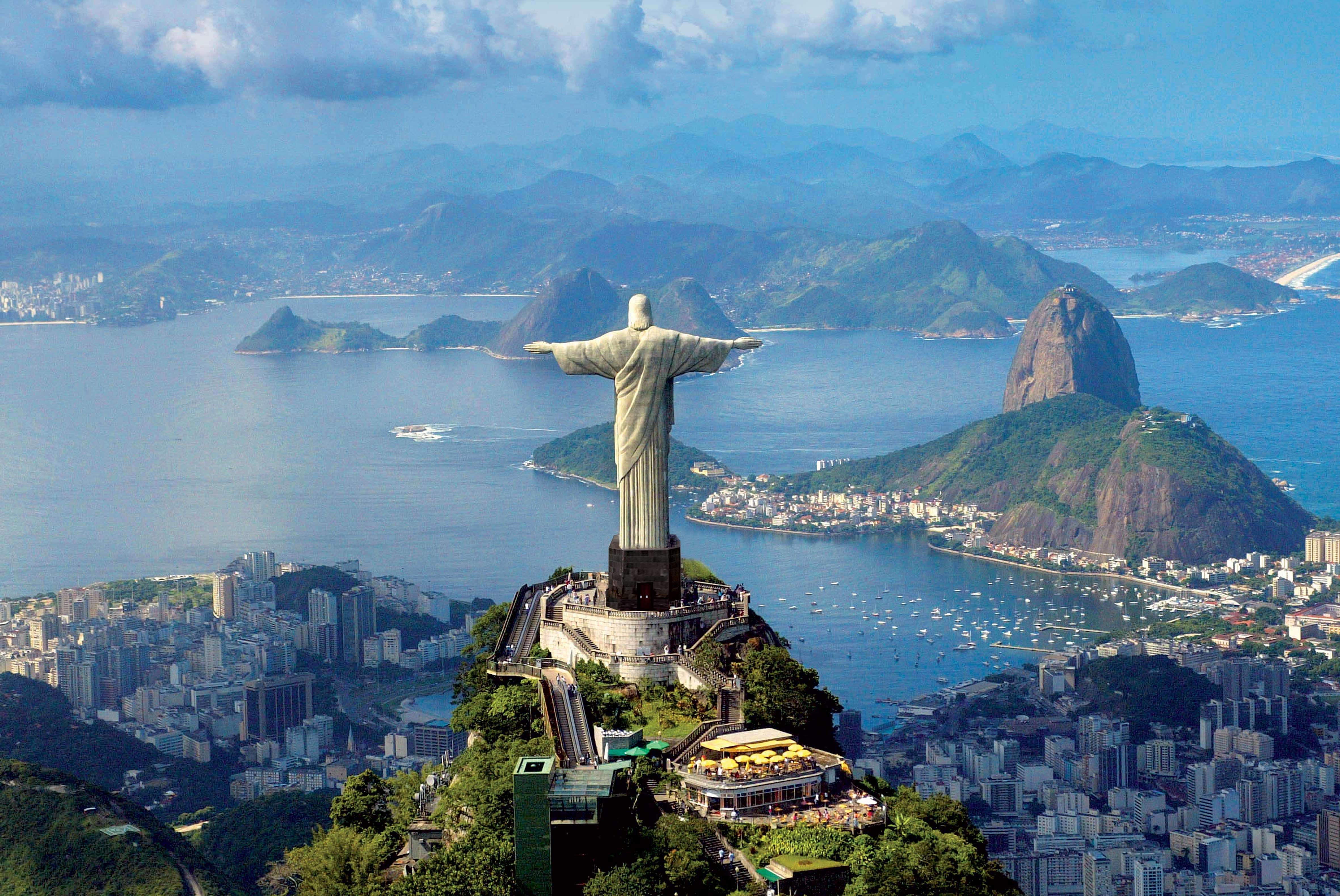Статуя стран. Статуя Христа-Искупителя Рио-де-Жанейро. Рио-де-Жанейро. Бразилия Рио де Жанейро. Южная Америка Рио де Жанейро.