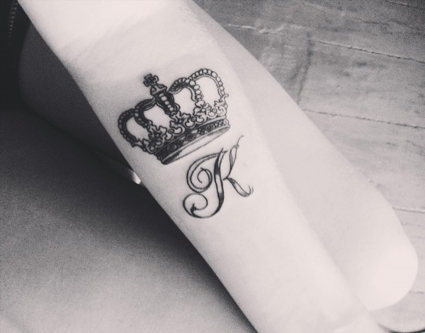 Татуировка корона на руке