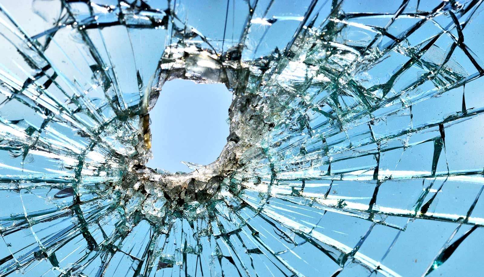 Включи разбит. Разбитое стекло. Разбитое окно. Картина разбитого стекла. Экран разбитого стекла.