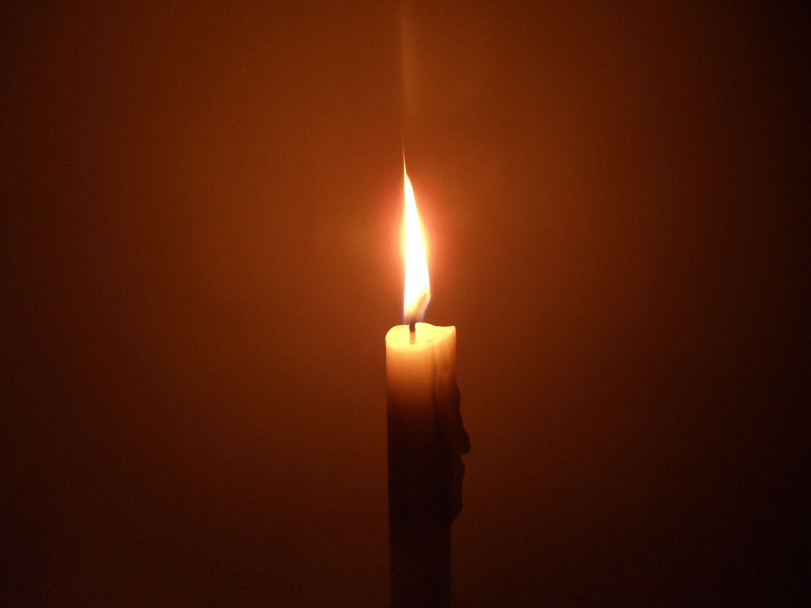 Свеча горит мам. Горящие свечи. Горящая свеча. Траурная свеча. Свет поминальной свечи.