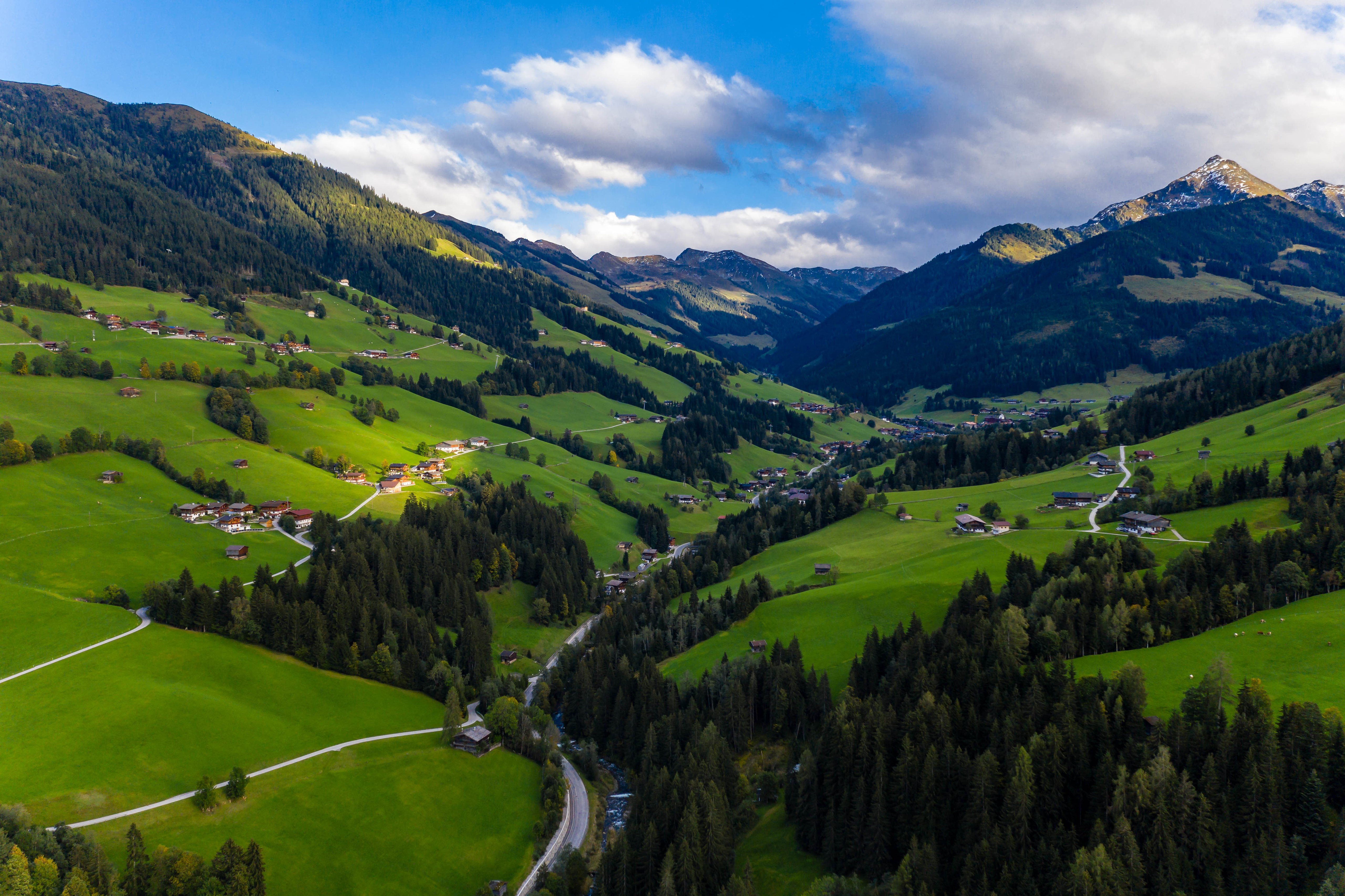 Les. Долина жу Швейцария. Долина гор. Швейцарское плоскогорье. Долина в горах.