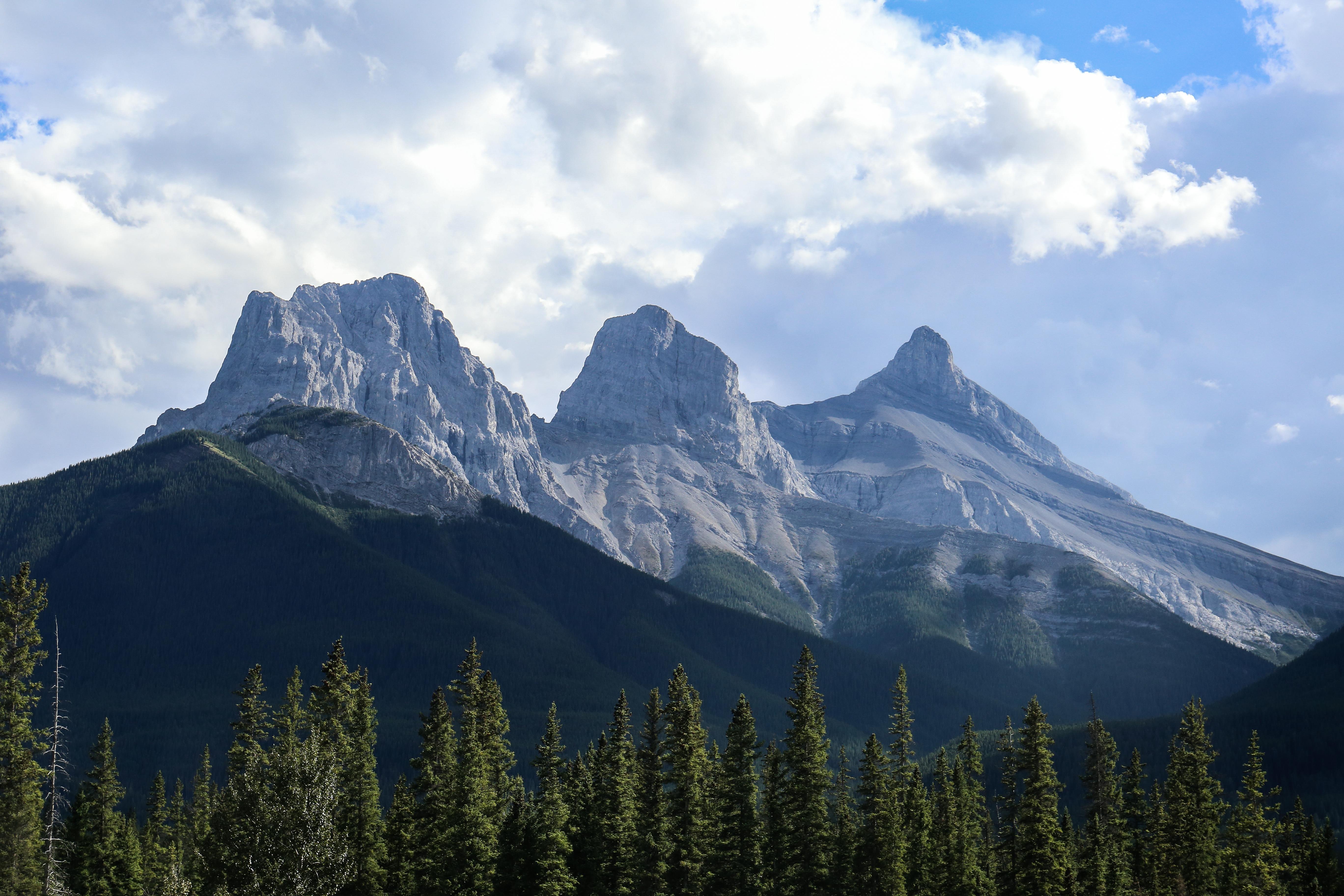 Mountain three. Гора три сестры Канада. Гора три медведя в Тыве. Тыва гора 3 медведя. Три горы.