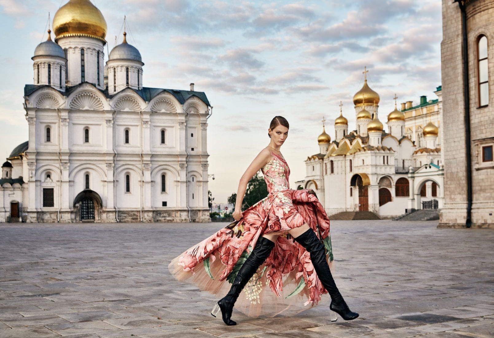 Фотосессия на фоне церкви. Фотосессия в Москве на красной площади. Фотосессия в Кремле. Модель красной площади