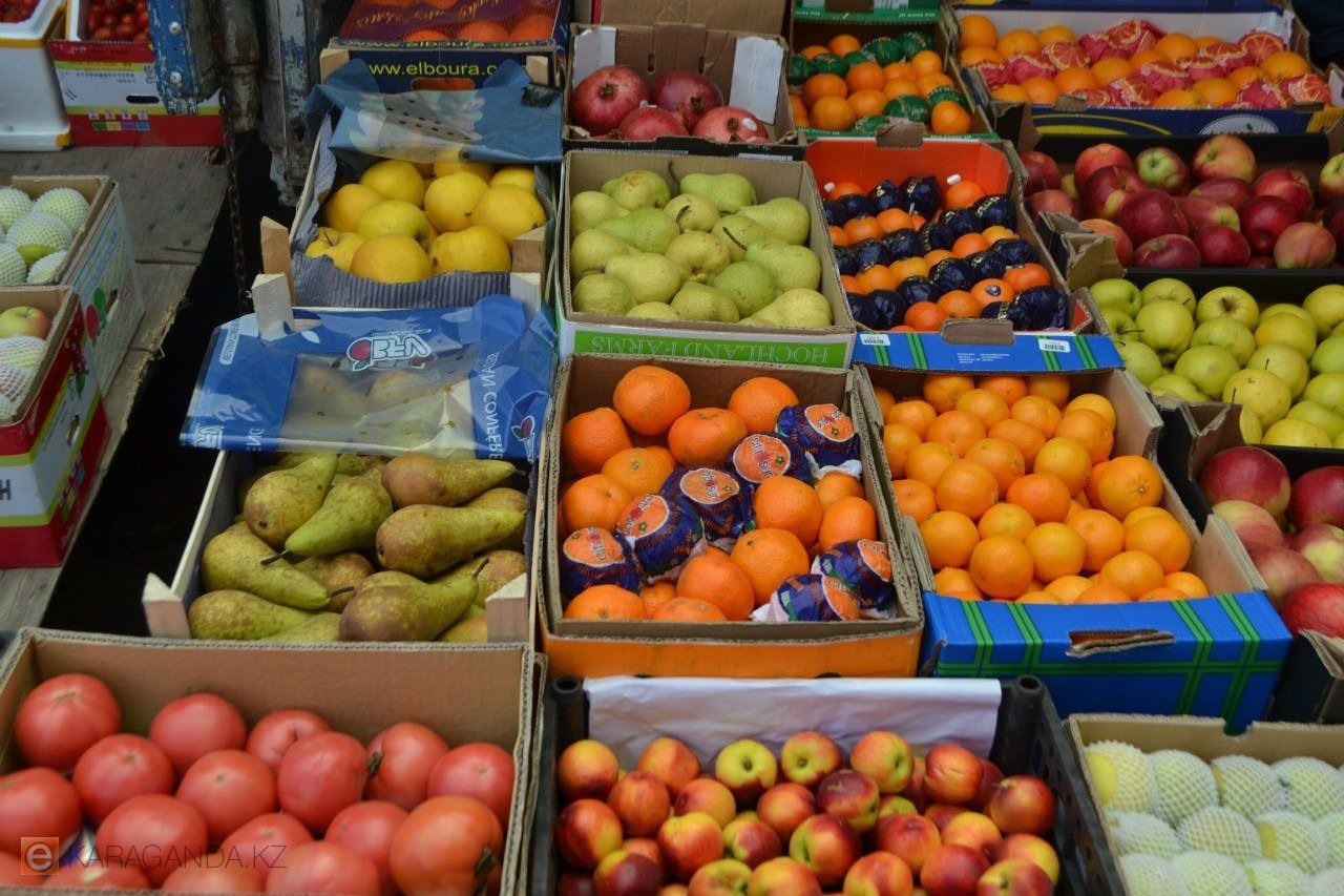На прилавках магазинов лежат отборные. Фрукты на рынке. Овощной прилавок. Овощи на прилавке. Прилавок с овощами и фруктами.