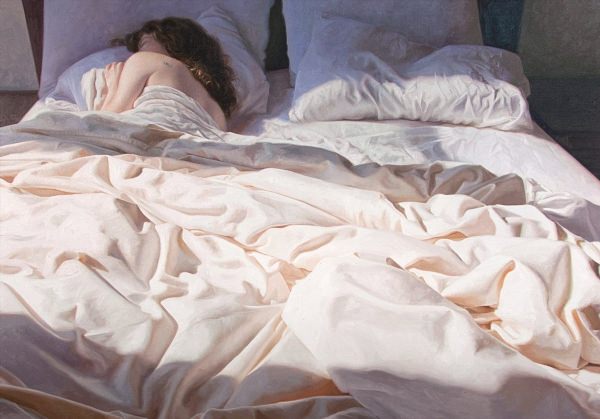 Спящая женщина в кровати