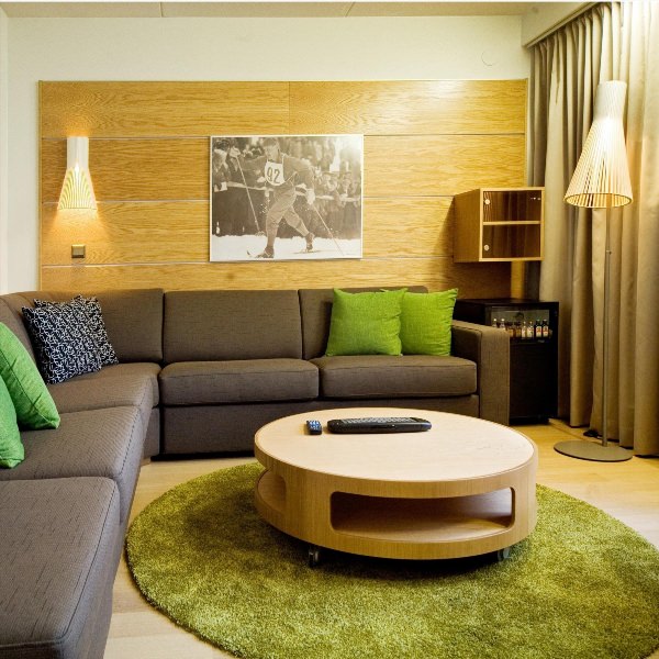 Зеленые ковры в интерьерах гостиных