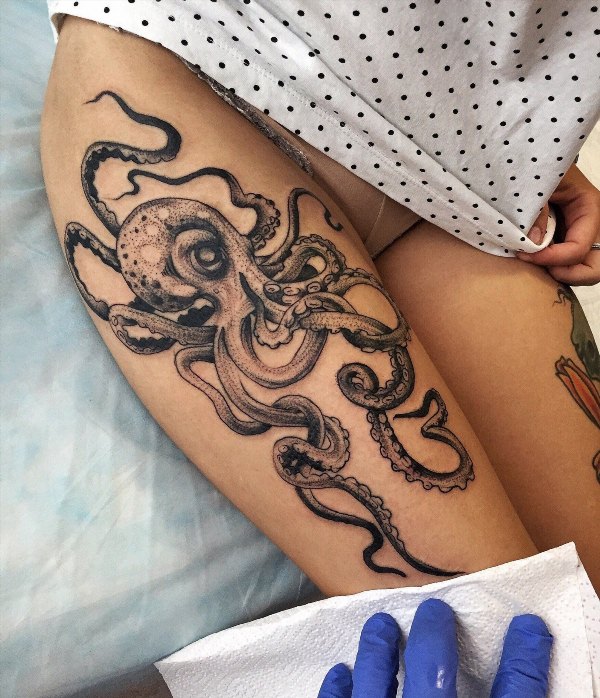 Девушка с татуировкой осьминога