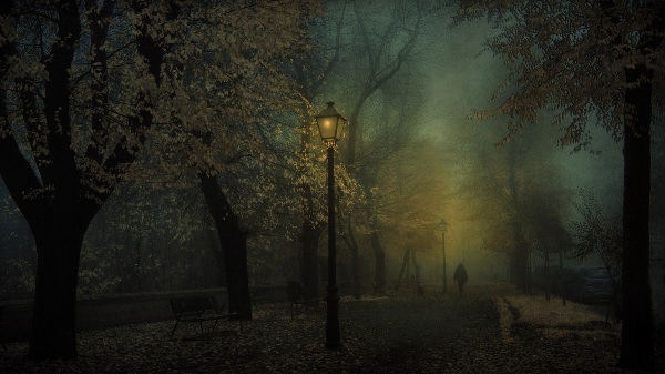 Мрачная улица с фонарем