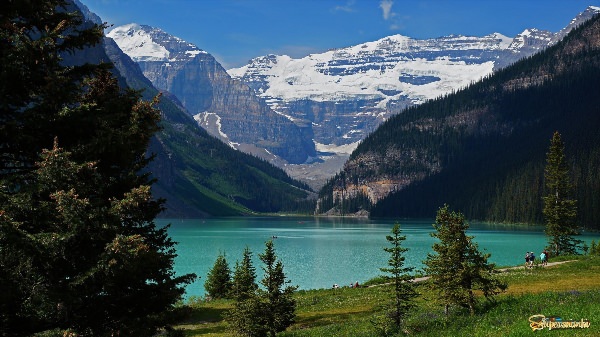Ледниковое озеро луиз в канаде