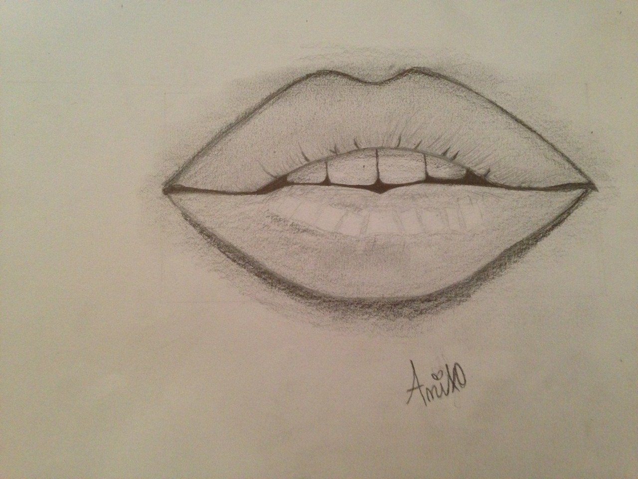 Губы карандашом легко. Карандаш для губ. Картинки для срисовки губы. Нарисовать губы. Рисование губ карандашом.