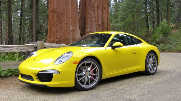 Porsche 911 желтый