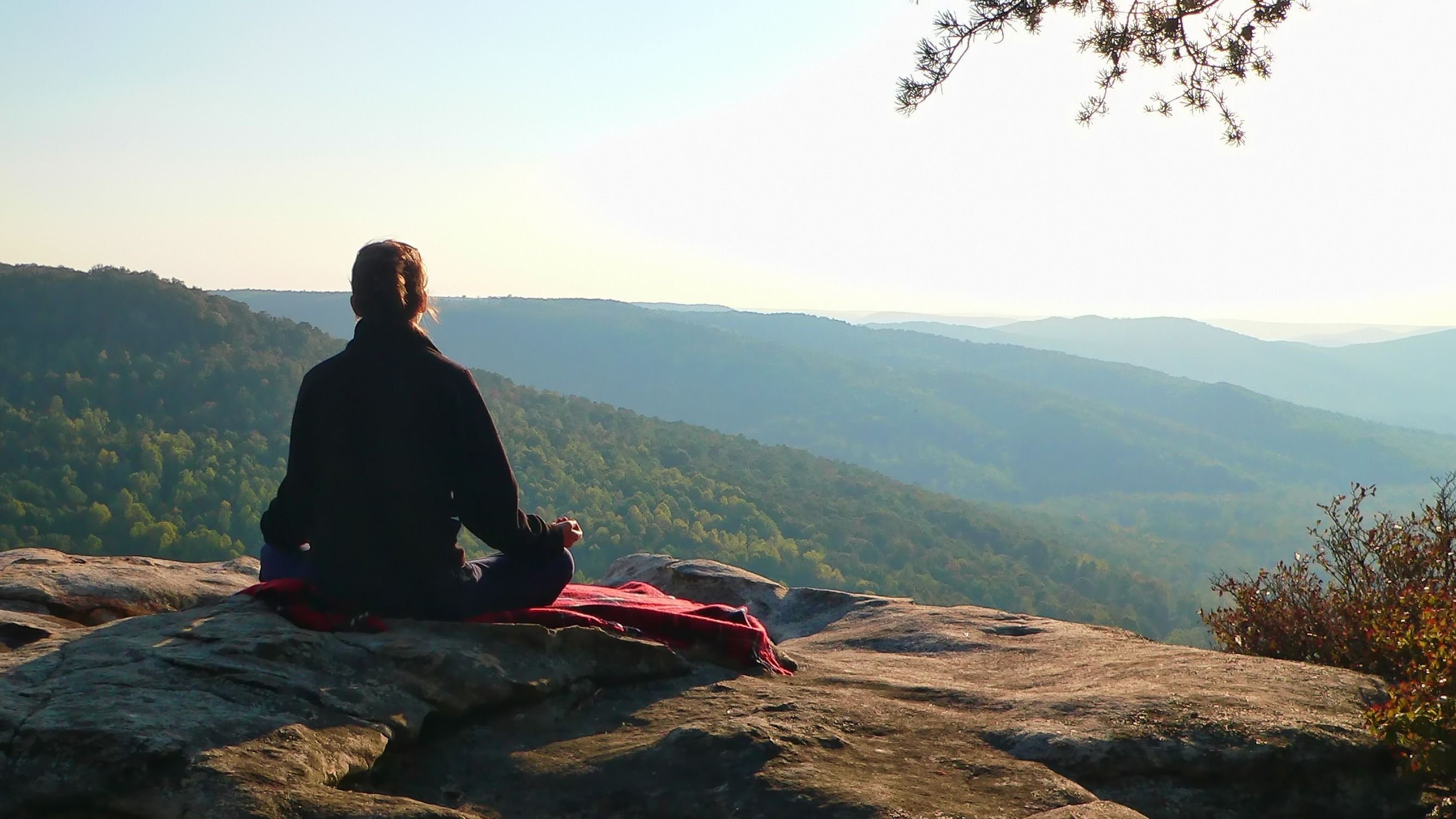 Медитация гора. Медитация камни. Медитация в горах. Медитация на горе. Человек медитирует в горах.