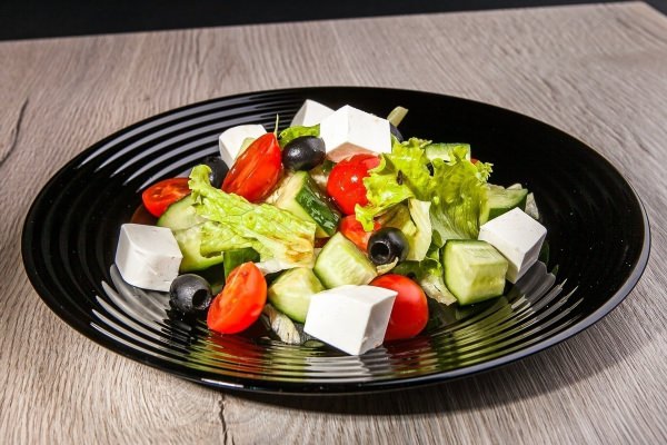 Салат с оливками и фетаксой