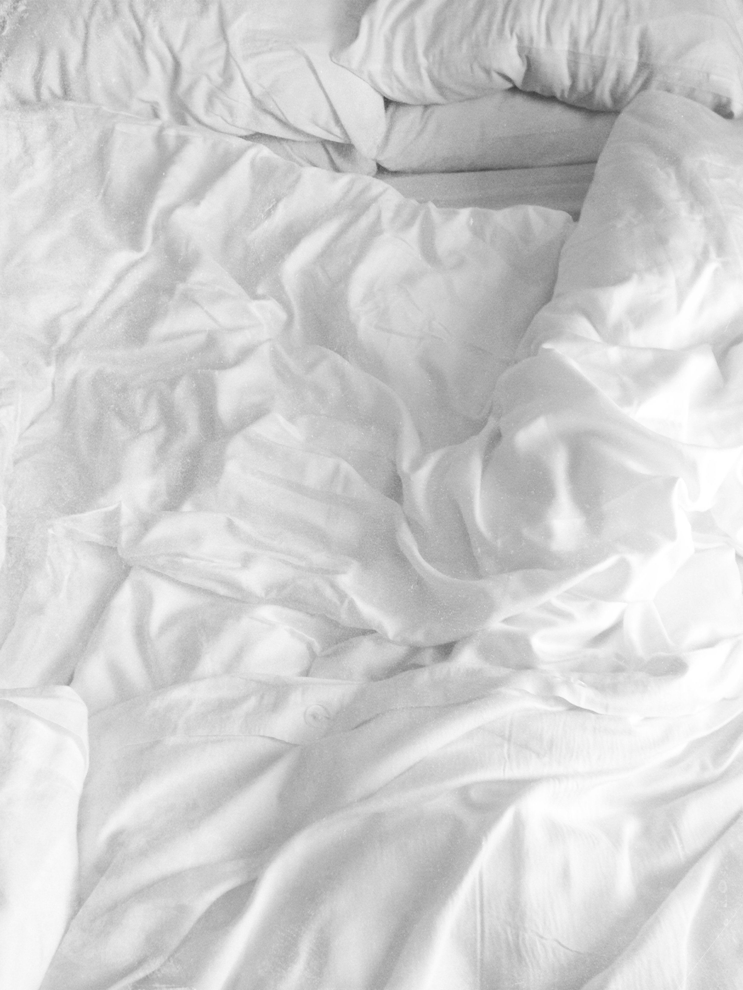 Смятая белая постель