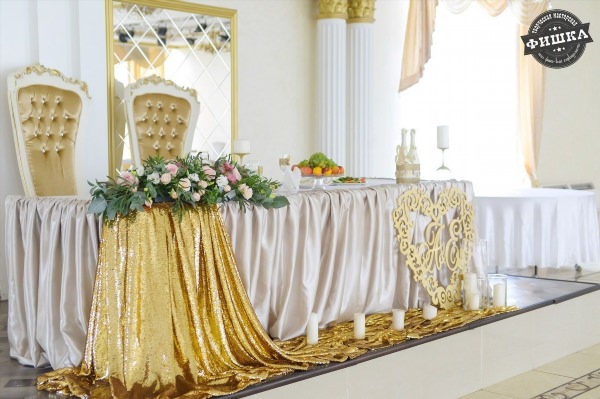 Оформление зала в золотом цвете на свадьбу