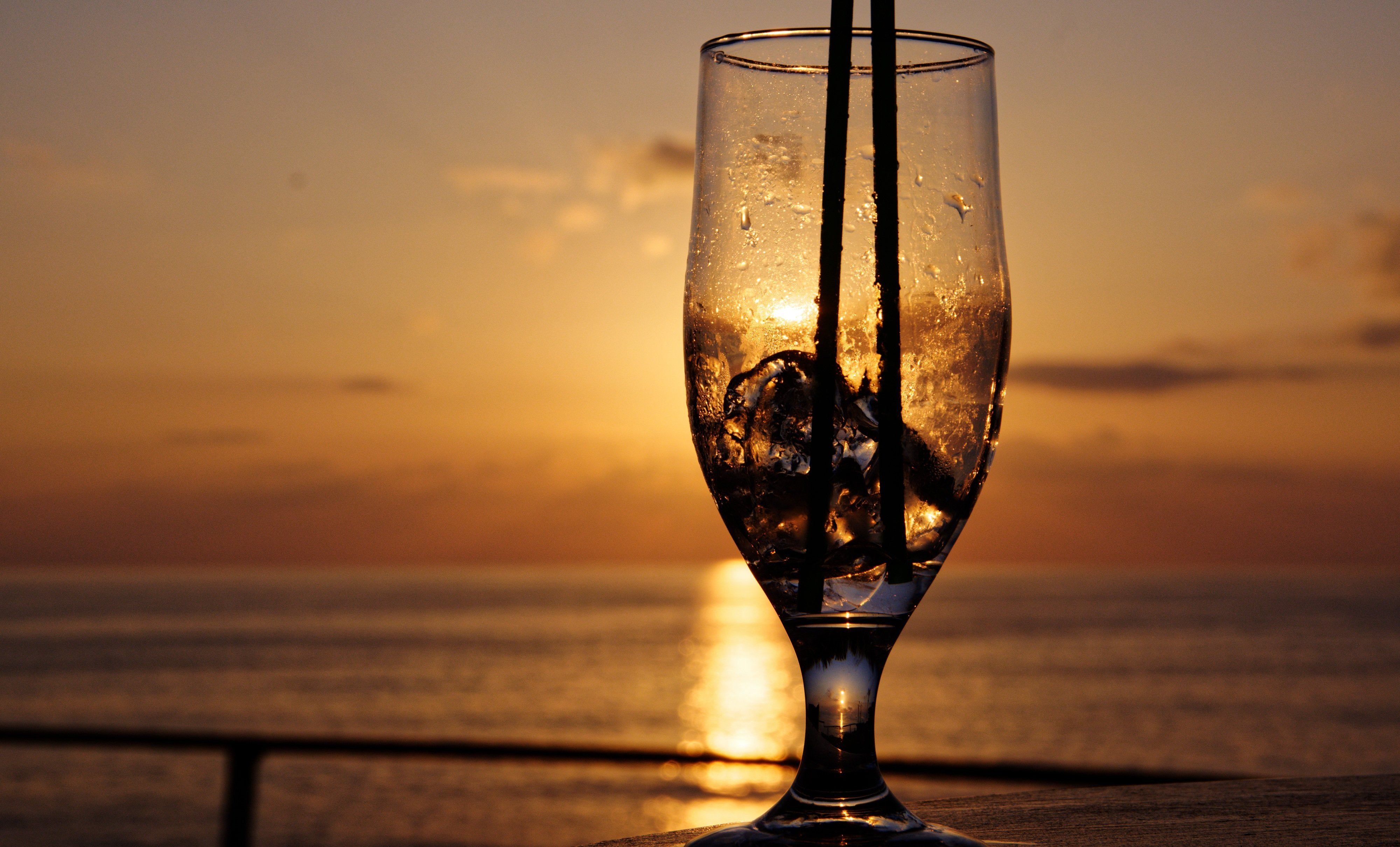 Ночь пустом стакане. Море в бокале. Бокал вина на закате. Вино и море. Бокал вина на фоне моря.