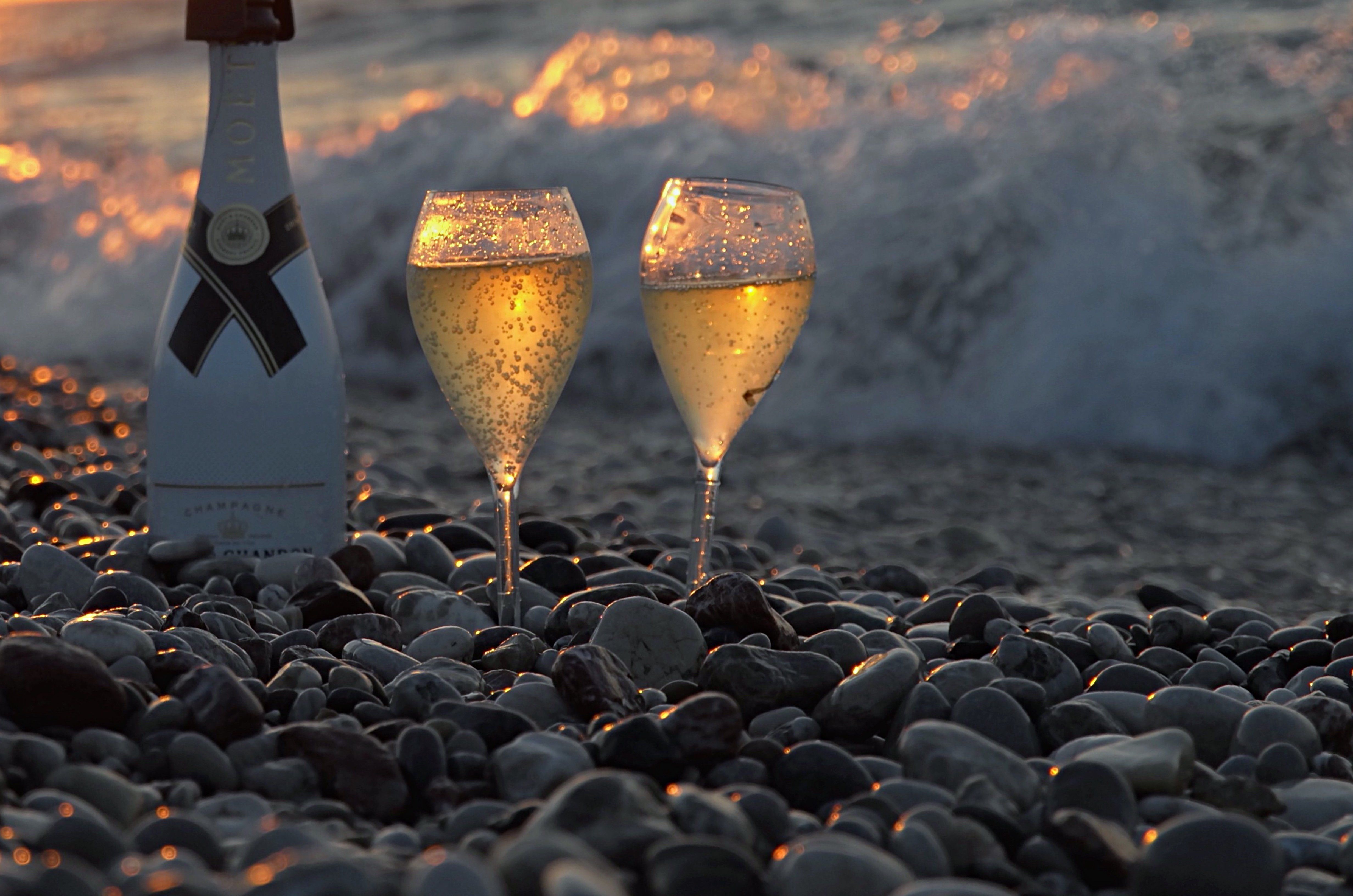 More champagne please. Бокал шампанского на берегу моря. Шампанское на море. Бокалы для шампанского. Бокалы с шампанским на берегу моря.