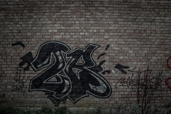Черные фоны с крутыми граффити
