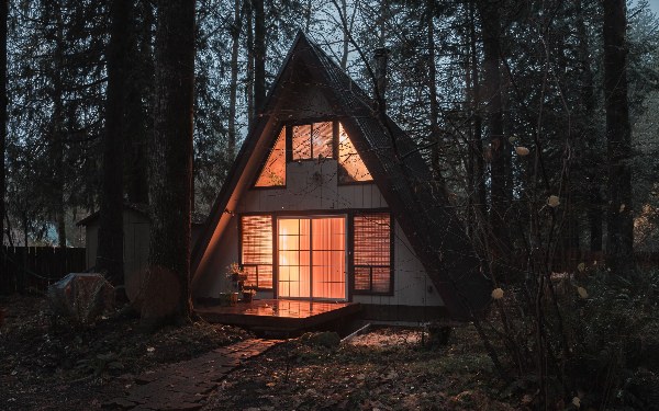 Треугольный домик в лесу природа