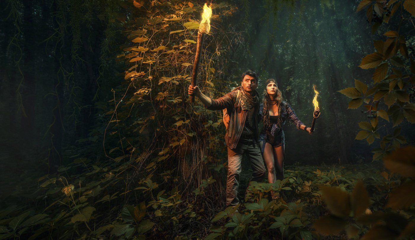 Квест конец лета. Лиэнн Рэдклифф джунгли. Фотосессия с факелом в лесу. Человек с факелом в лесу. Девушка с факелом в лесу.