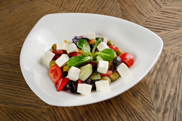 Греческий салат ресторанная подача