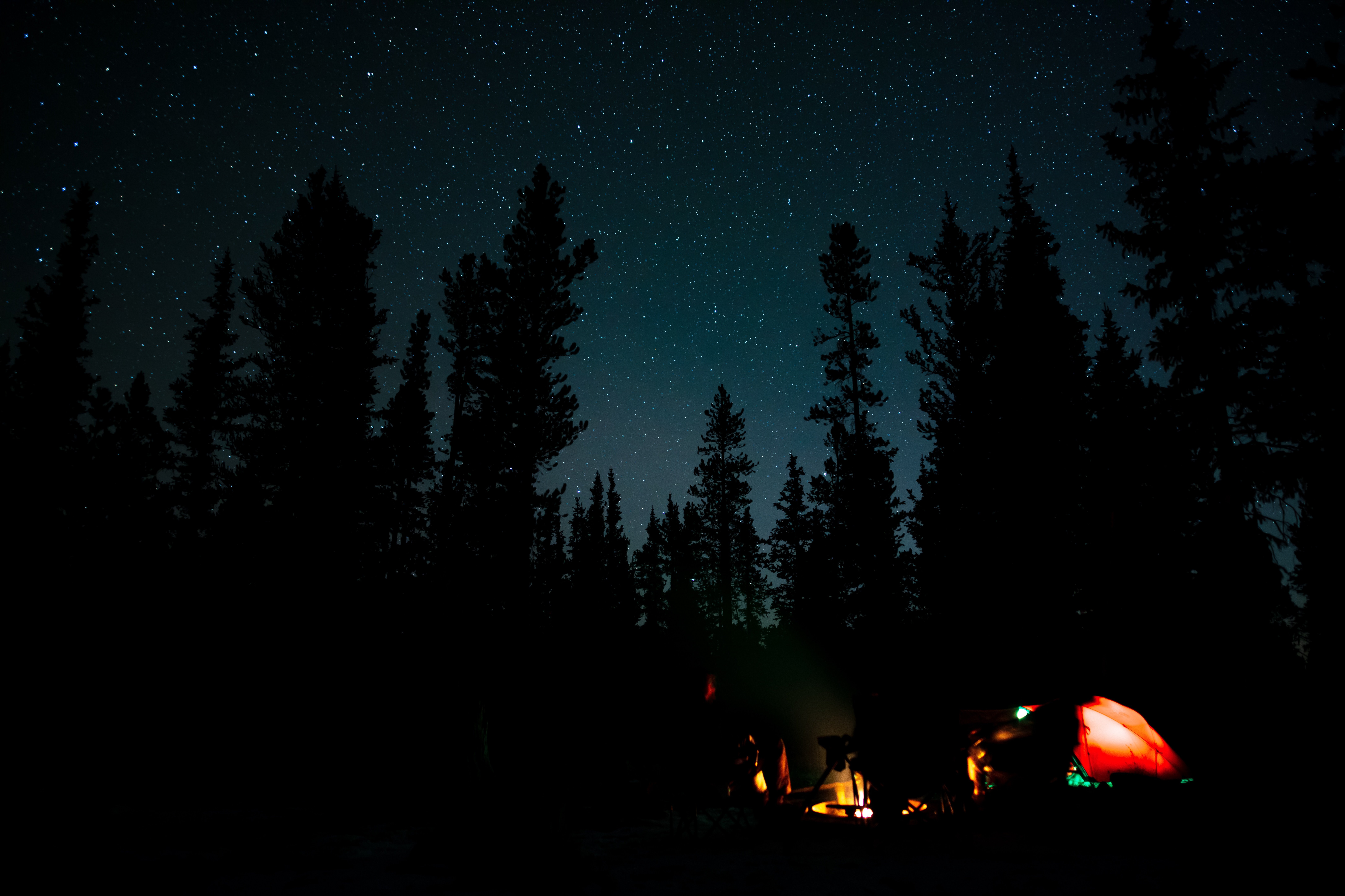 Night camp. Костер ночью. Костёр в лесу ночью. Тайга ночью. Природа ночью.