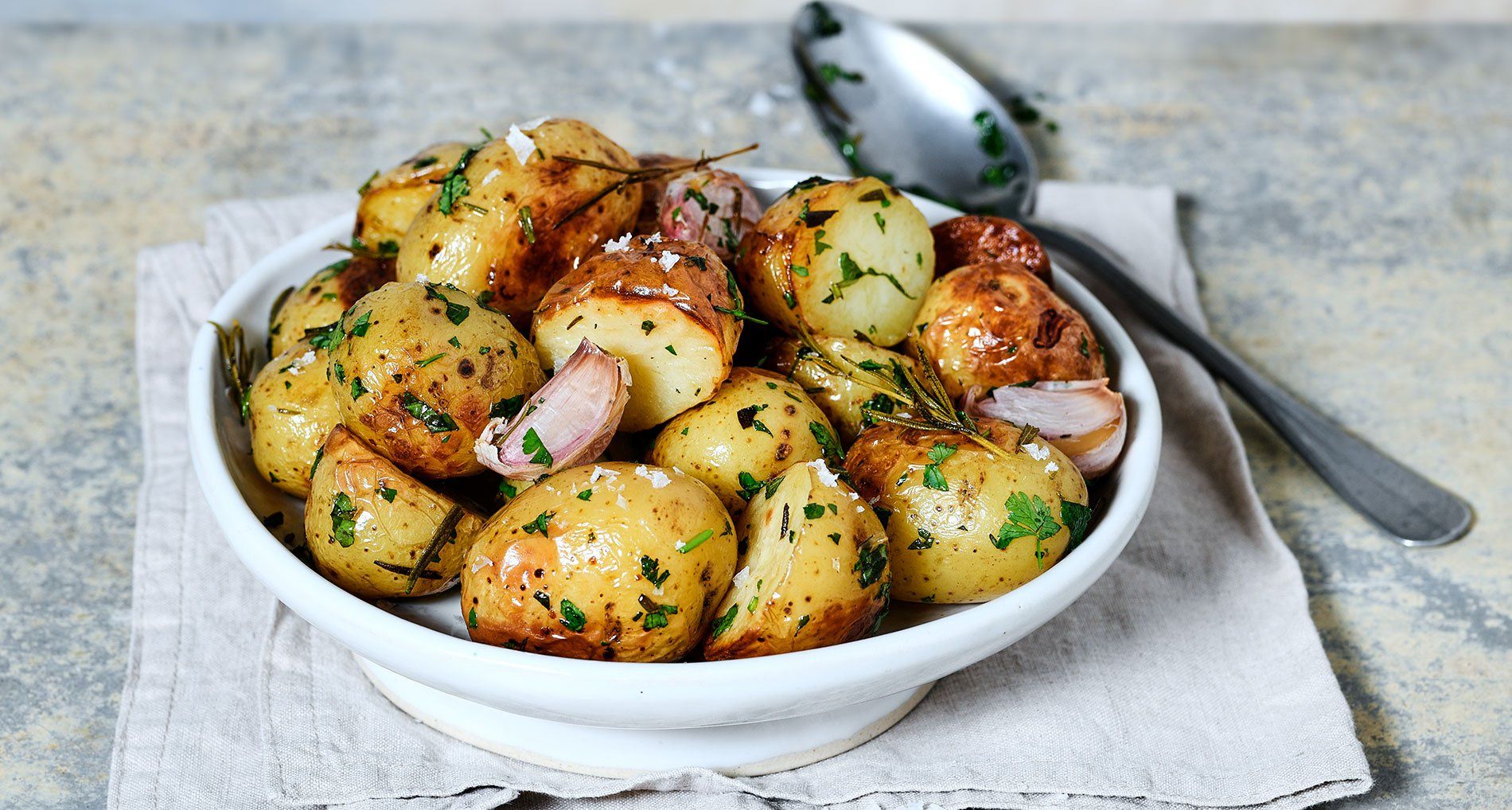Рецепты из картошки без духовки. Запеченный бейби картофель. Картофель мини бейби. Картофель с чесноком. Картошка с зеленью и чесноком.
