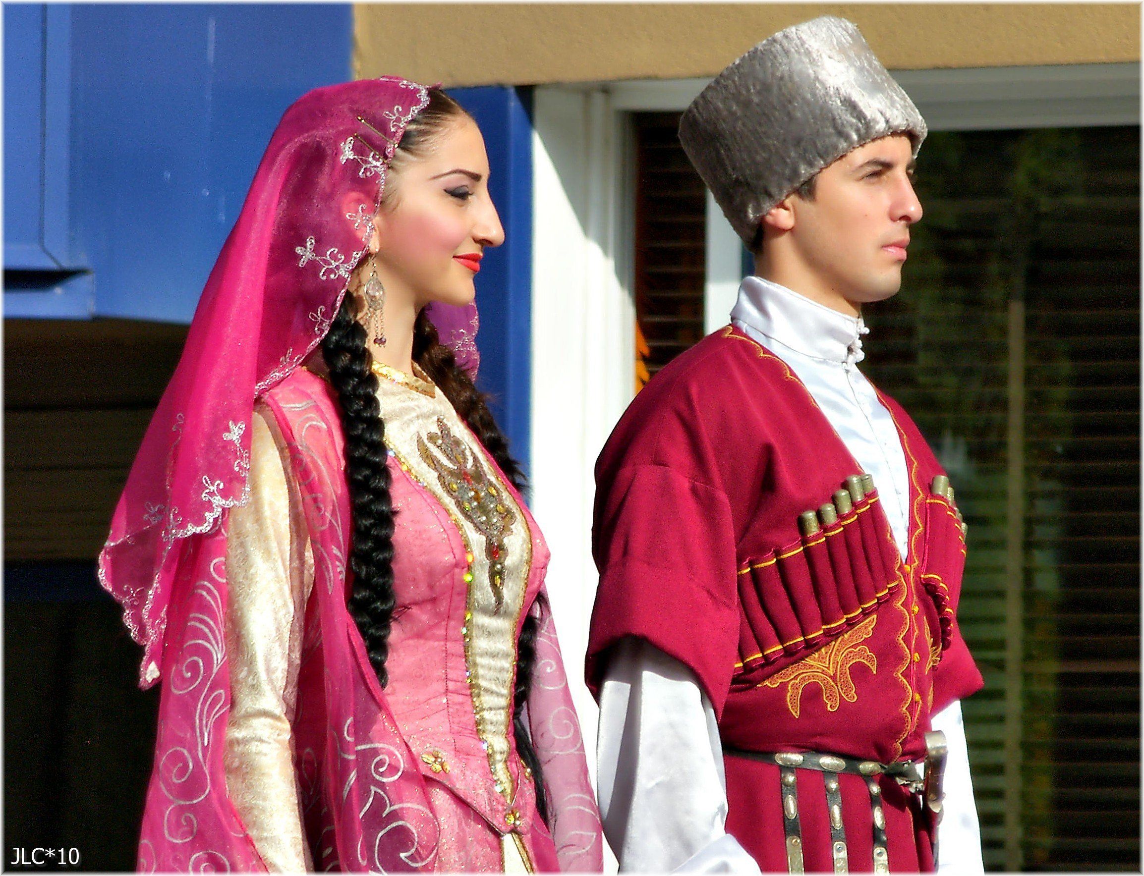 Покажите кабардинские. Кабардино-Балкария кабардинцы. Кабардино-Балкария люди нац одежда. Народы Кабардино Балкарии кабардинцы. Кабардино-Балкария нац костюмы.