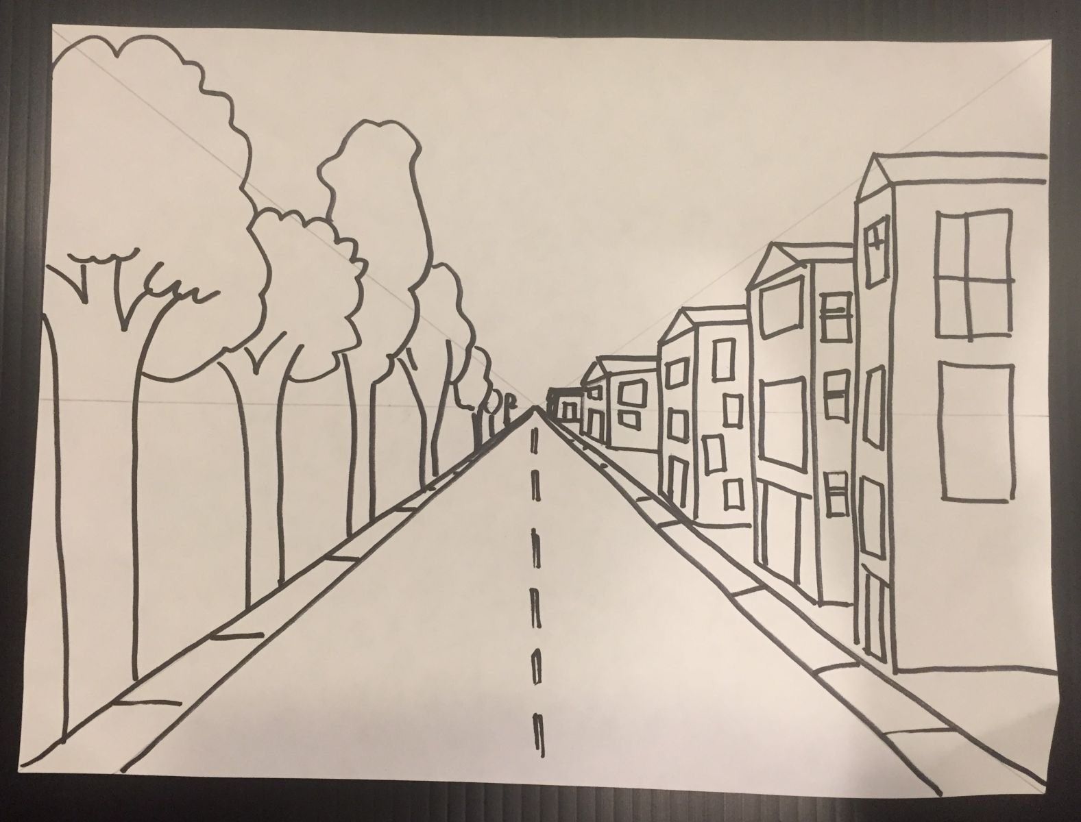 Это можно выполнив простое. Зарисовка города линейная перспектива. Линейная перспектива в рисунке город 1кл. Линейная перспектива улица 6 класс. Пейзаж города линейная перспектива.
