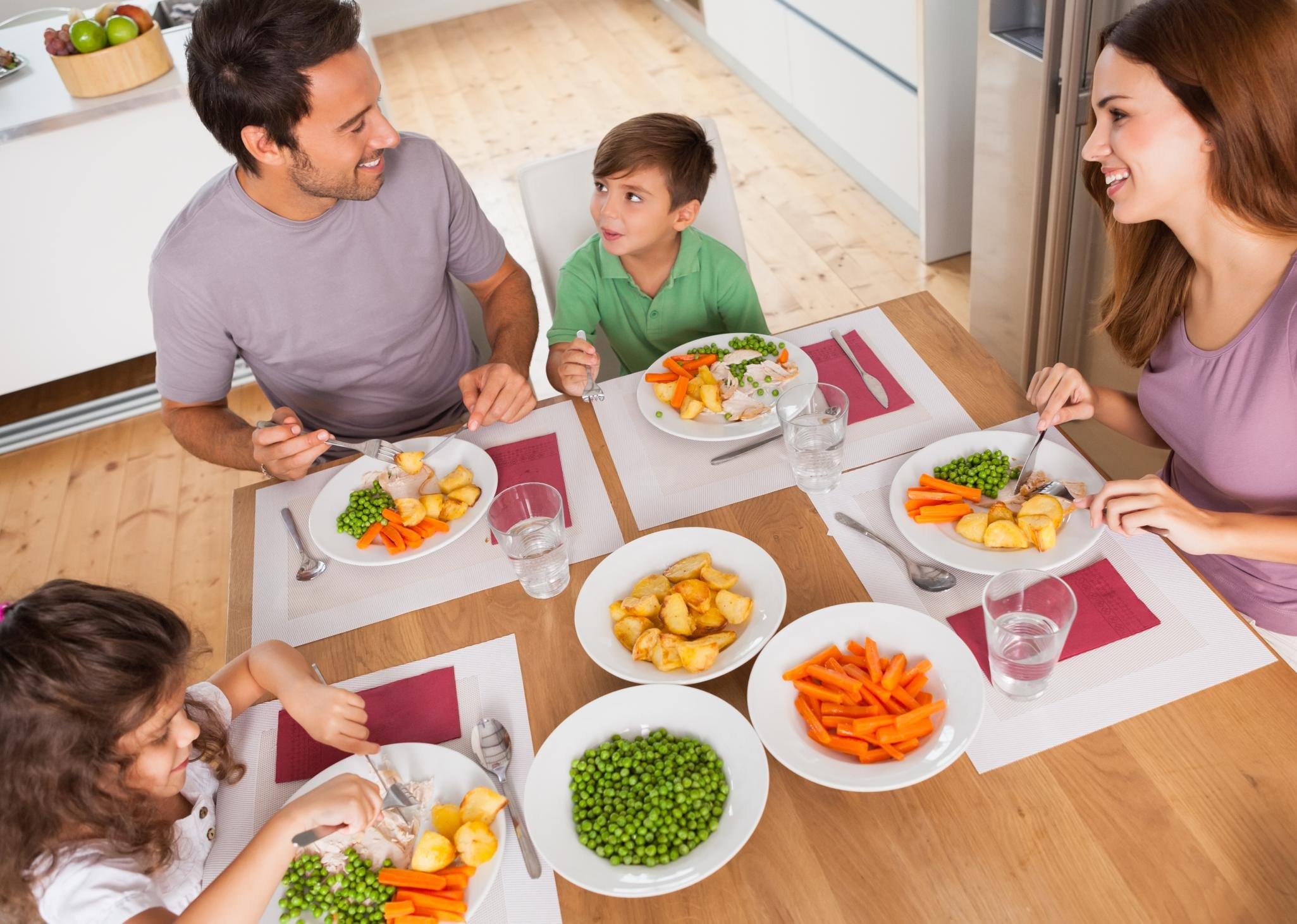 Готовим кушать дома. Питание детей. Ужин с семьей. Семья обед. Здоровое питание в семье.
