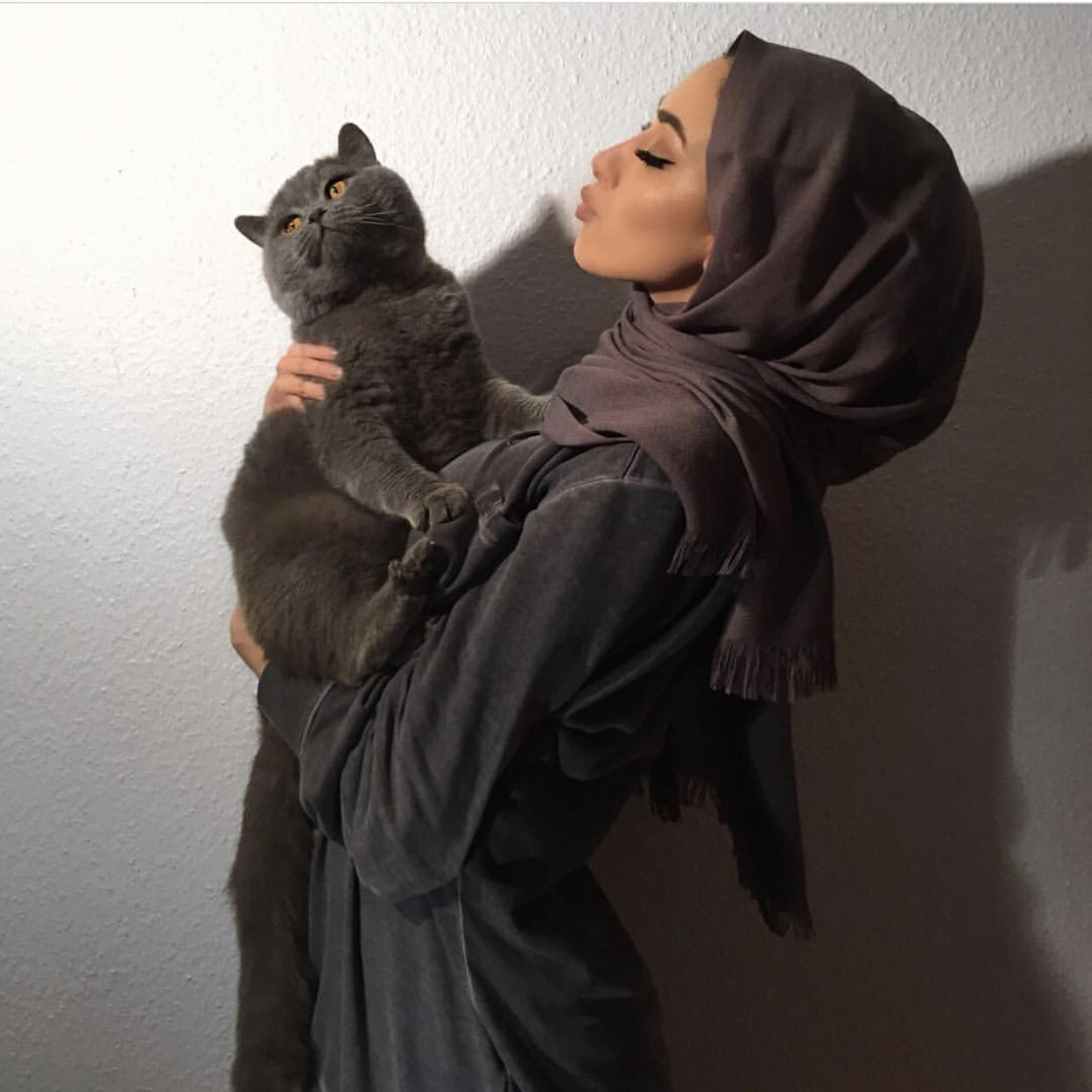 Мусульманский кот. Мусульманка с кошкой. Кошка в хиджабе. Девочка в хиджабе с кошкой. Платок с кошками.