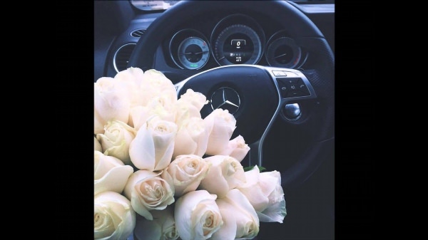 Белые розы в машине