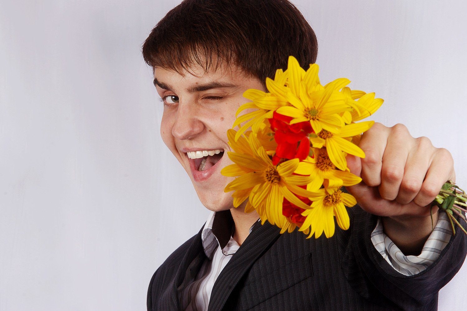 Картинка мужчина дарящего цветы. Мужчина с цветами. Букет для мужчины. Парень с букетом цветов. Букет цветов для мужчины.