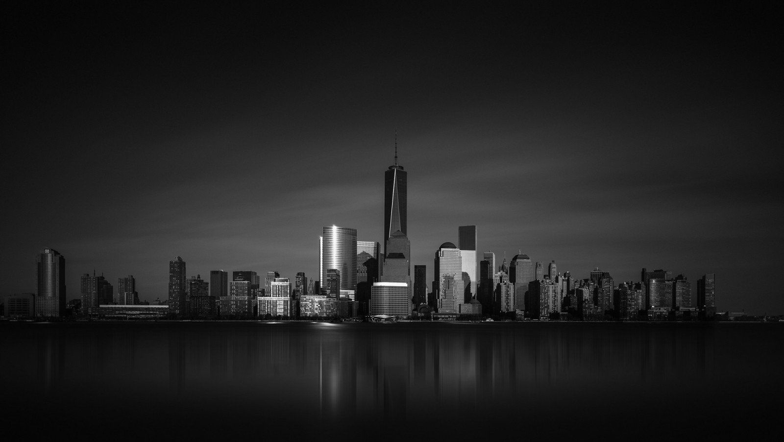 Города черном фоне. Нью-Йорк Сити чб. Панорама города. Город на черном фоне. Черно белый город.
