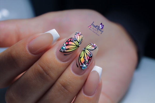 Маникюр с бабочками на ногтях