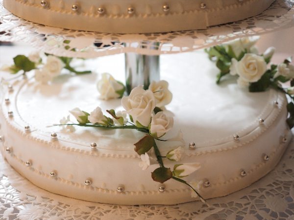 Одноярусный белый свадебный торт