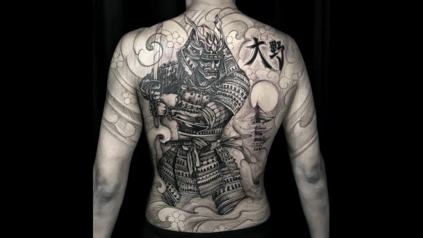 Мужские тату самурай на спине