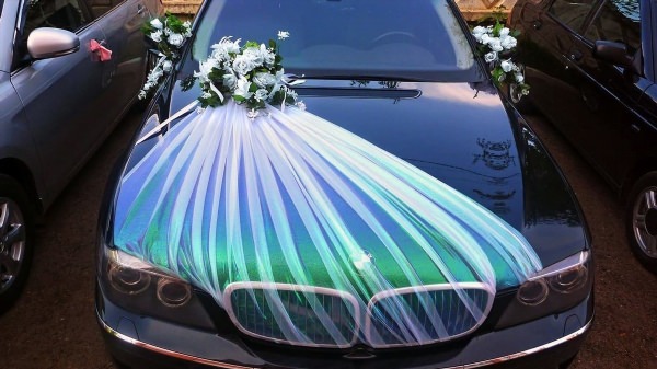 Украшение машины на свадьбу лентами