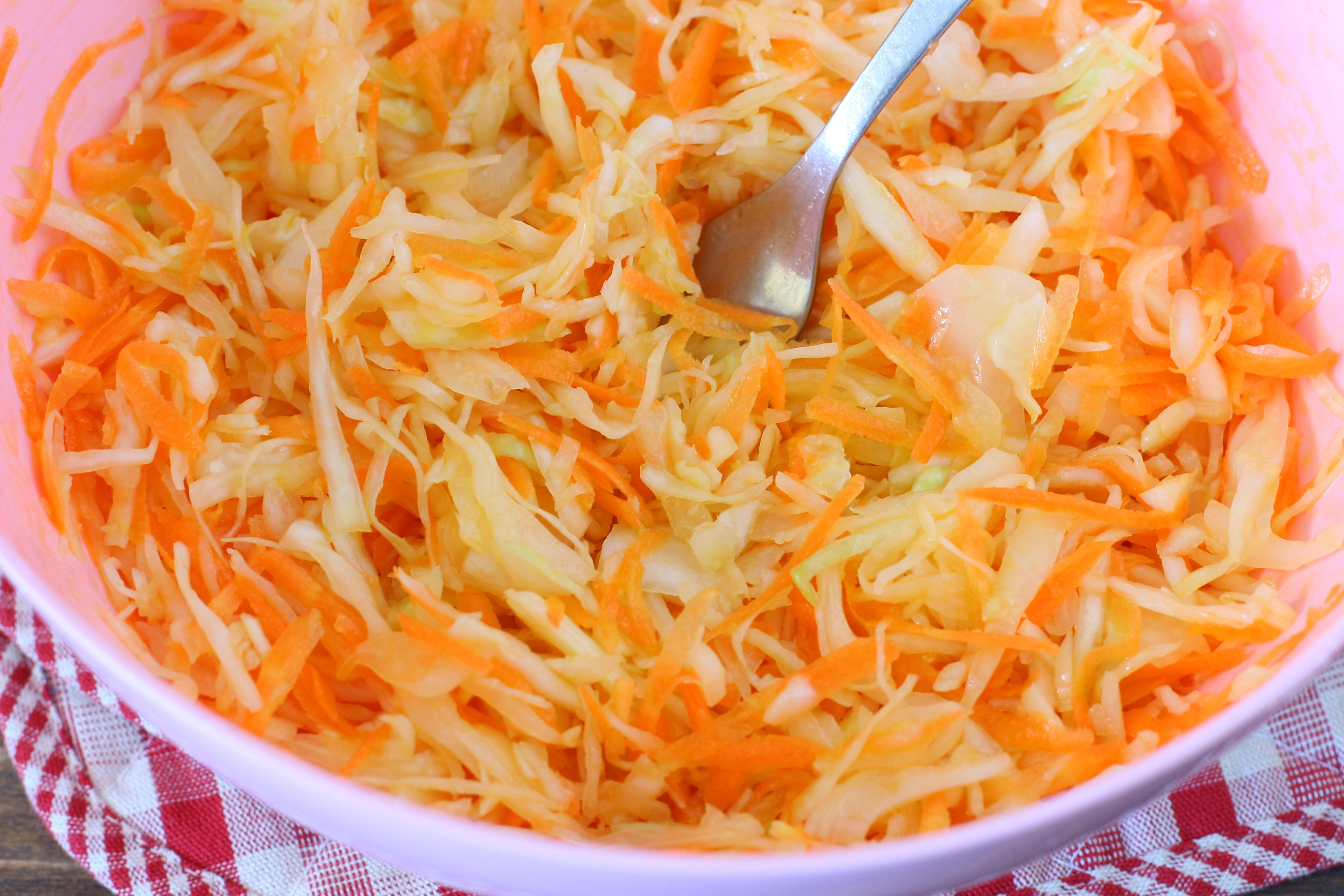 Салат из капусты и морковки. Салат с капустой и морковкой. Морковка и капуста. Морковно капустный салат. Салат морковка с капустой рецепт
